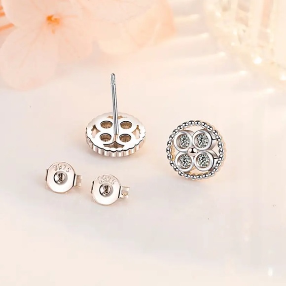 🌟 Sterling Silver Circle Stud Earrings - Picture 2 of 5